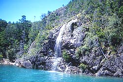 Vista de la costa escarpada desde el Lago Puelo